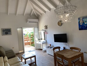 TV - Casalina Garden Delux Suite (Oranjestad)