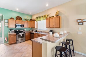 House, 5 Bedrooms, Private Pool (3.5 Bathrooms) | Private kitchen