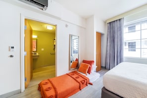 Escritorio, espacio para trabajar con laptop y cortinas blackout