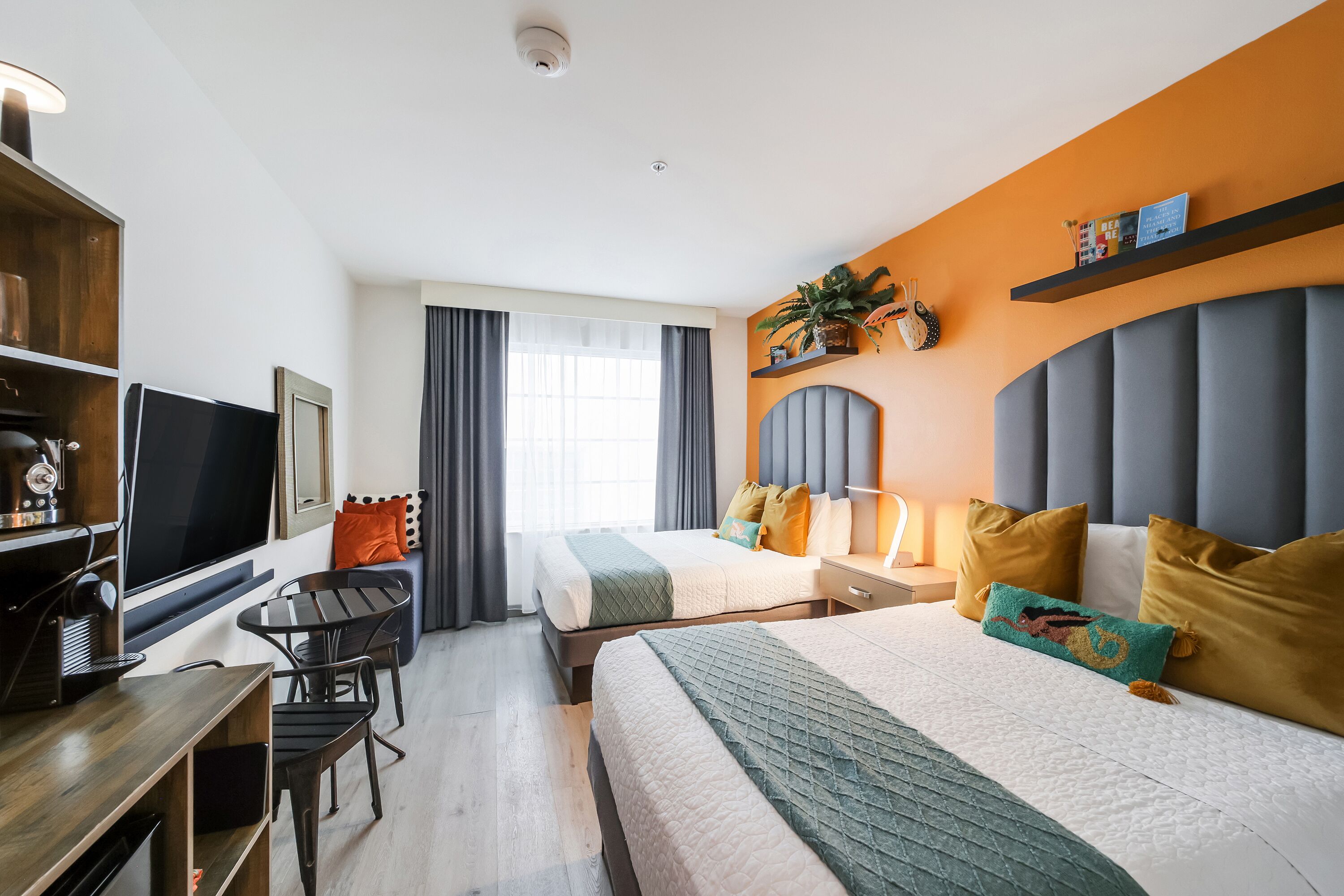 Escritorio, espacio para trabajar con laptop y cortinas blackout 