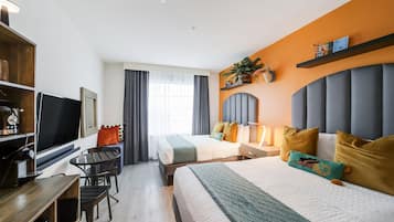 Quarto casal standard, várias camas, banheiro privativo (Self check-in) | Escrivaninha, espaço de trabalho para notebook, cortinas blackout