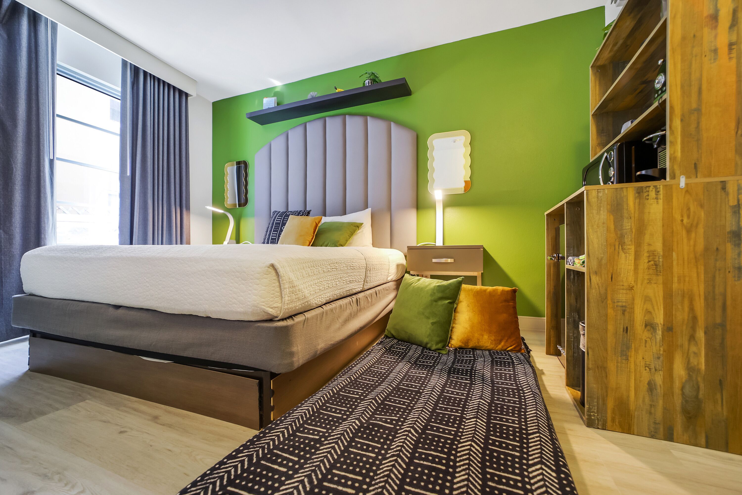 Escritorio, espacio para trabajar con laptop y cortinas blackout 