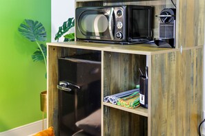 Rom – standard, flere senger, privat bad (Self check-in) | Skrivebord, skrivebord for bærbar PC og blendingsgardiner