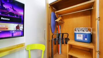 Quarto standard, várias camas, banheiro privativo (Self check-in) | Escrivaninha, espaço de trabalho para notebook, cortinas blackout