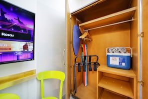 Escritorio, espacio para trabajar con laptop y cortinas blackout