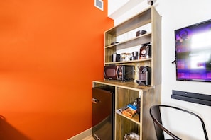 Escritorio, espacio para trabajar con laptop y cortinas blackout