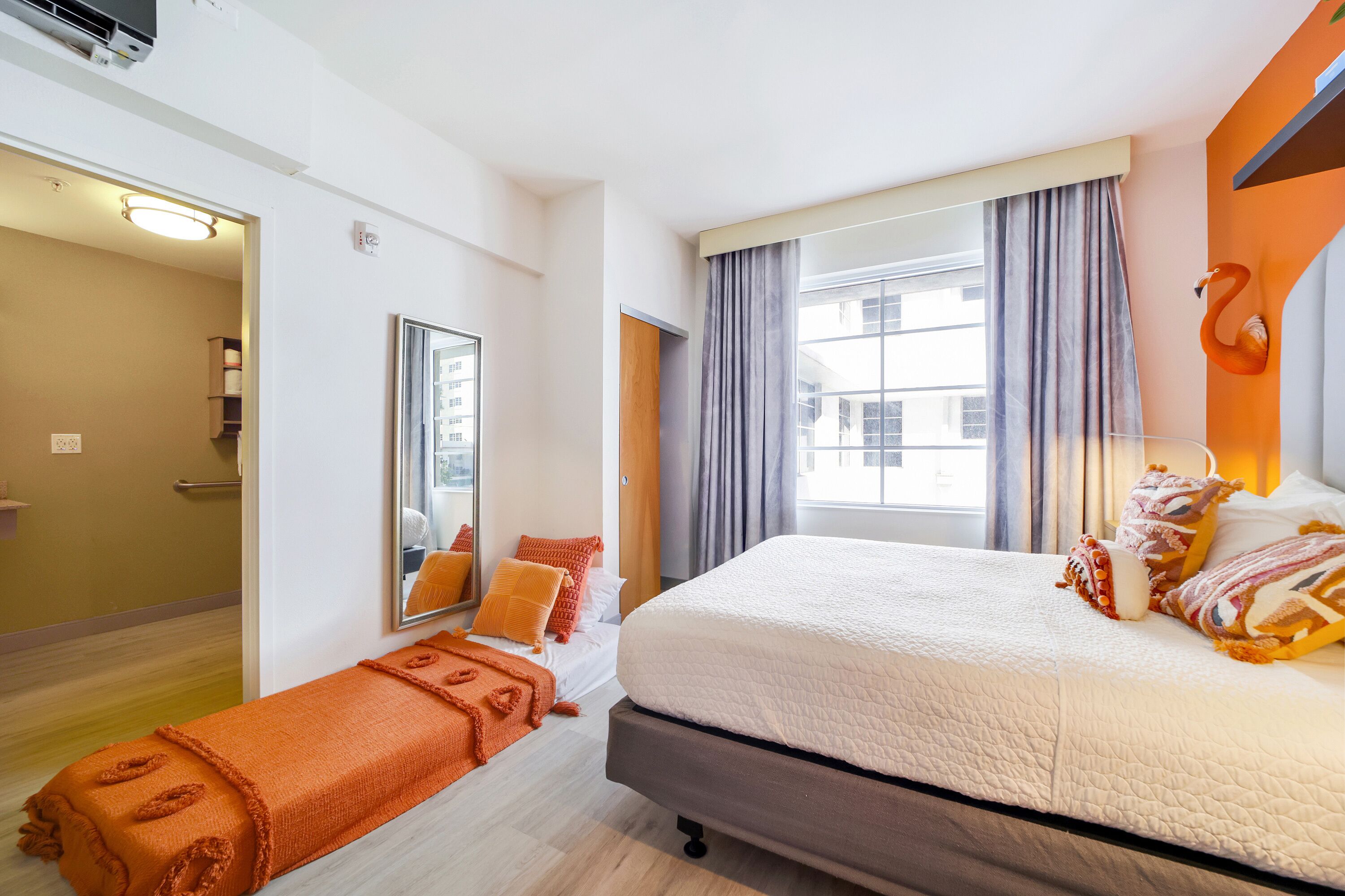 Escritorio, espacio para trabajar con laptop y cortinas blackout 