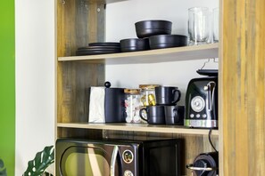 Phòng Tiêu chuẩn, nhiều giường, phòng tắm riêng (Self check-in) | Bàn, khu vực làm việc phù hợp cho laptop, màn/rèm cản sáng 