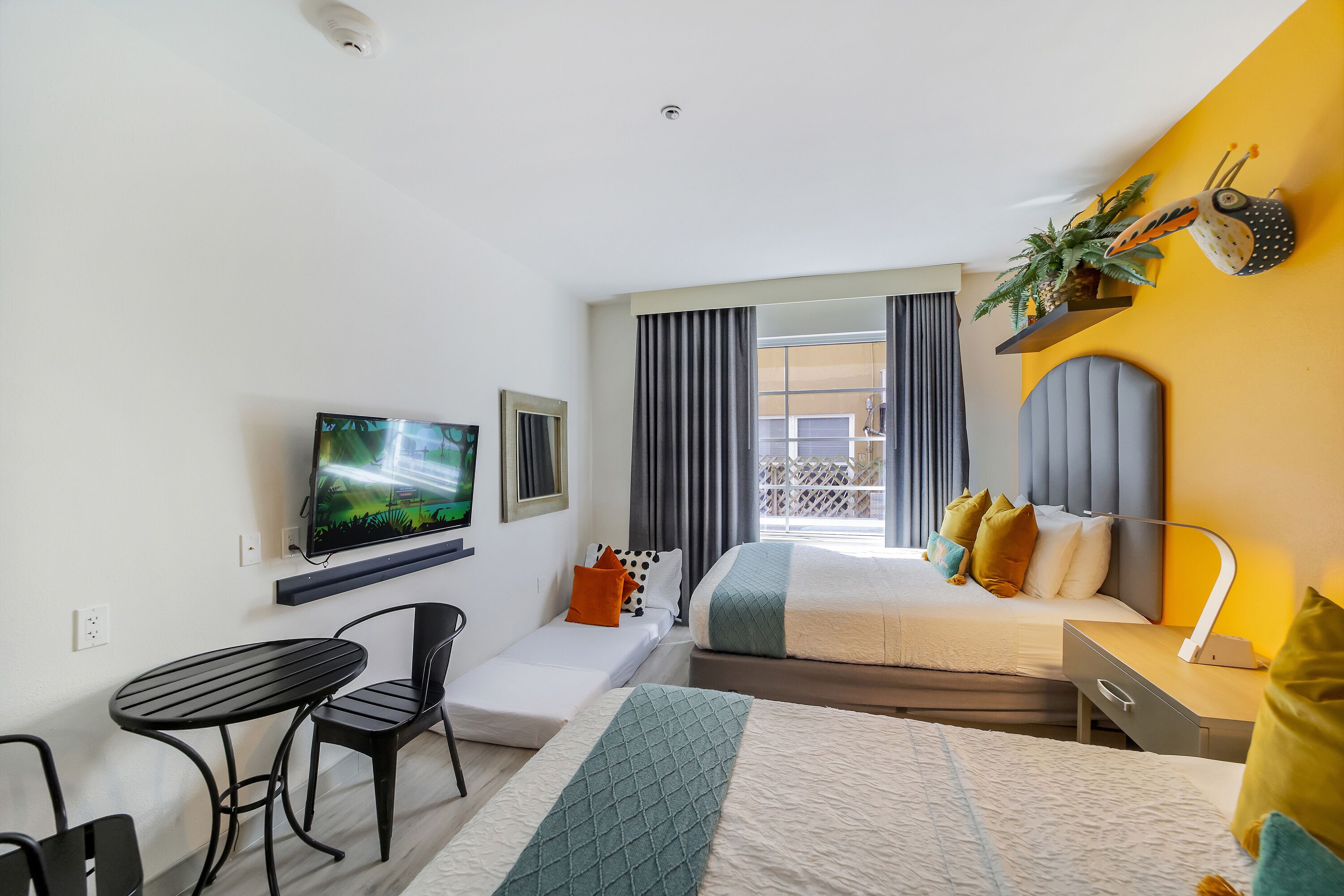 Escritorio, espacio para trabajar con laptop y cortinas blackout 