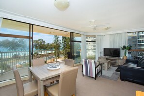 Living area - Imperial Surf Private Apartments (Surfers Paradise)