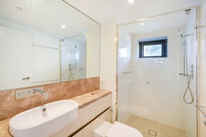 Apartment, 3 Bedrooms | Bathroom | Separate bathtub and shower, free toiletries, hair dryer, towels