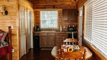 Réfrigérateur, micro-ondes, cafetiÚre/bouilloire