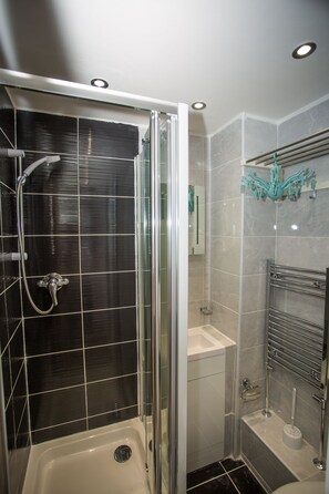 Combined shower/tub, towels, soap, shampoo - Sunset holiday homes (London)