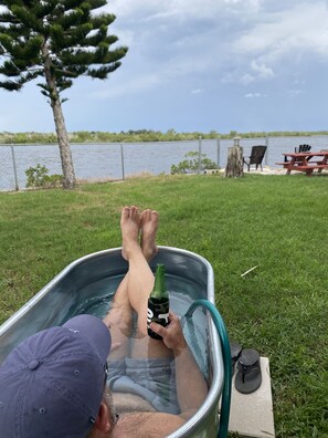 Outdoor spa tub
