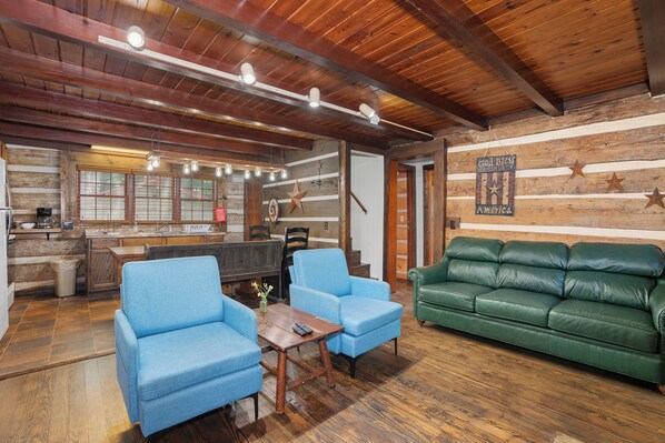 TV, fireplace - MOUNTAIN JOY COTTAGES #5 - STARS AND STRIPES (Maggie Valley)