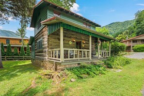 Exterior - MOUNTAIN JOY COTTAGES #5 - STARS AND STRIPES (Maggie Valley)