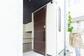 Property entrance - Sangen-jaya House-O (Tokyo)