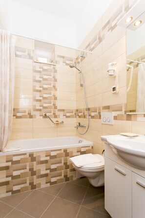Bañera, secador de pelo y toallas