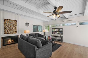 Fernseher, Kamin, Tischtennisplatte