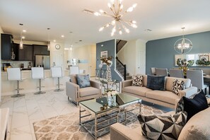 Smart TV - Luxury 9 bd/5 Bath with private Pool and Spa Home 140 (Kissimmee)