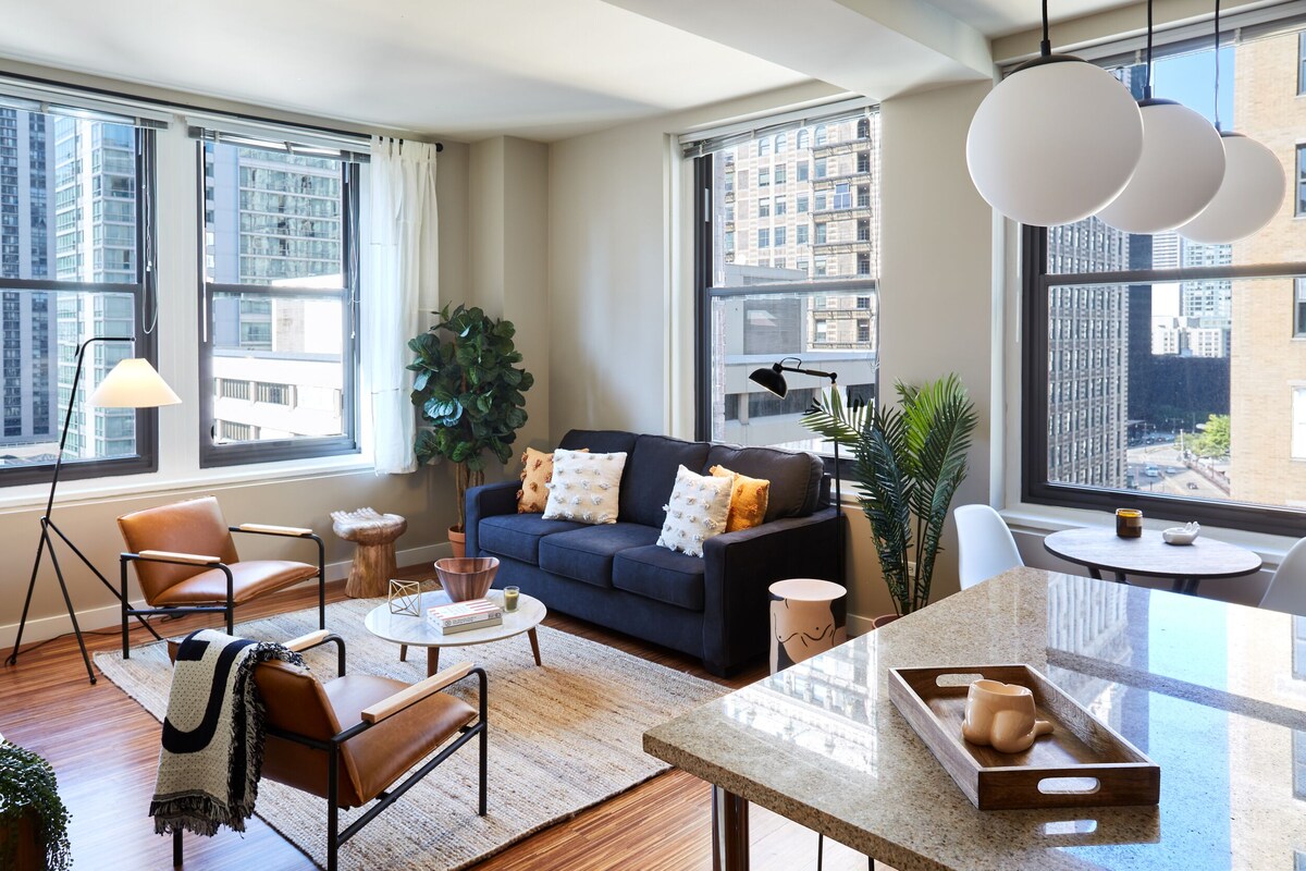 Stylish 4 Bedroom / 4 bath in the Loop | Sleeps 12 | Roof Deck
