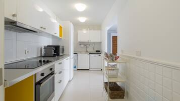 Een koelkast, een magnetron, een oven, een vaatwasser