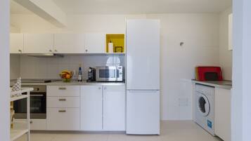 Een koelkast, een magnetron, een oven, een vaatwasser