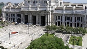 A large, historic building with a central courtyard, surrounded by trees and a few parked cars. - Central Milan Apartment with a Kitchenette! (Milano)