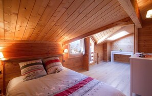 5 bedrooms, free WiFi, bed sheets