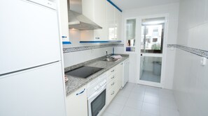 Een koelkast, een magnetron, een oven, een vaatwasser