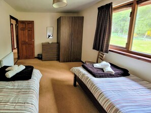 3 bedrooms, bed sheets - 3 bedroom accommodation in Ardclach, near Nairn (Ardclach, near Nairn)