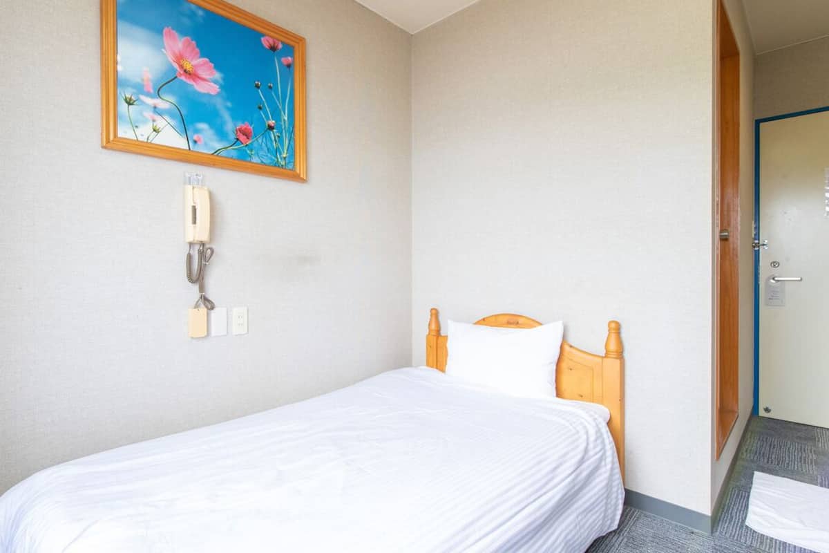 Escritorio, wifi gratis y ropa de cama