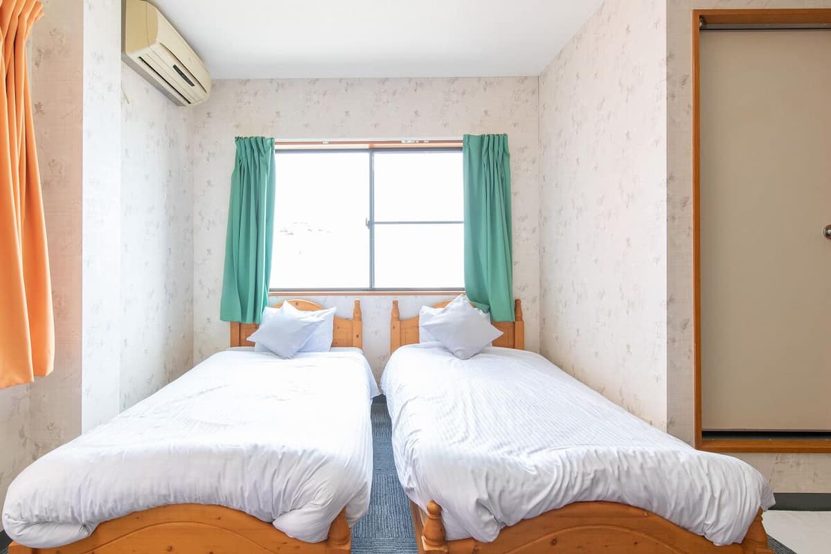 Escritorio, wifi gratis y ropa de cama