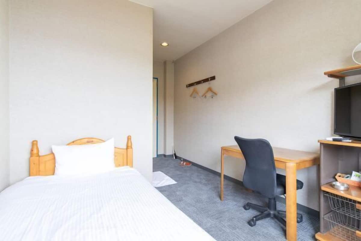 Escritorio, wifi gratis y ropa de cama