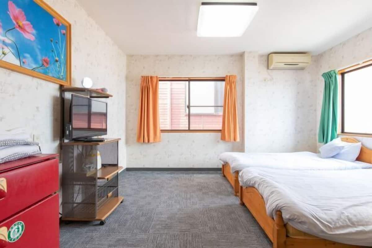 Escritorio, wifi gratis y ropa de cama