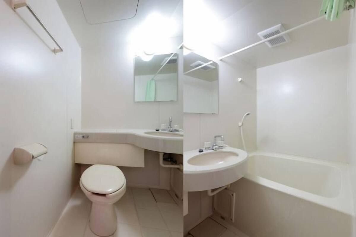 Bañera con ducha, bañera profunda, secador de pelo, pantuflas