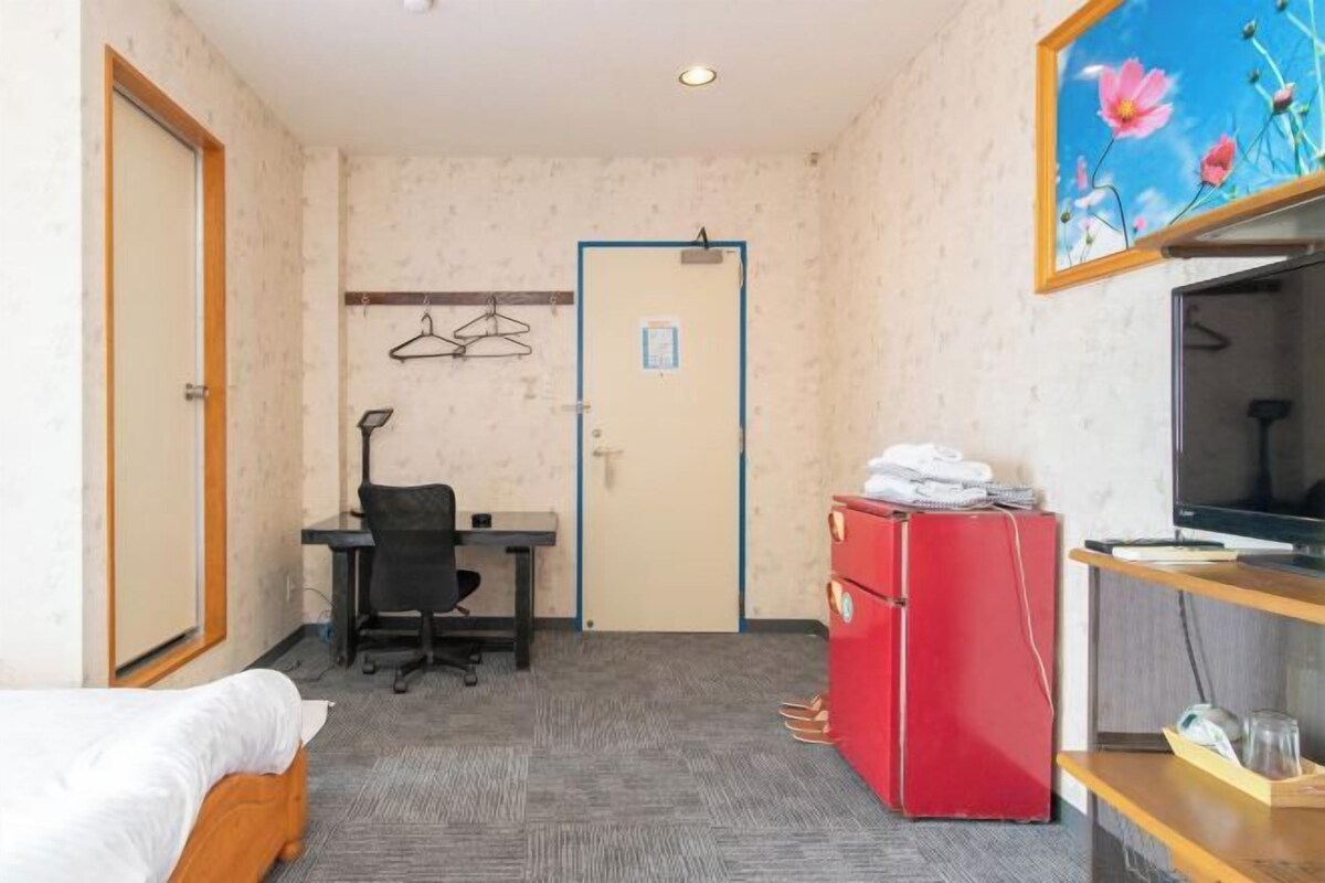 Desk, WiFi (free), bed sheets