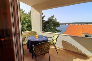 Outdoor dining - Apartments Marko Pelješac - One Bedroom Apartment with Balcony and Sea View (1) (Orebic)