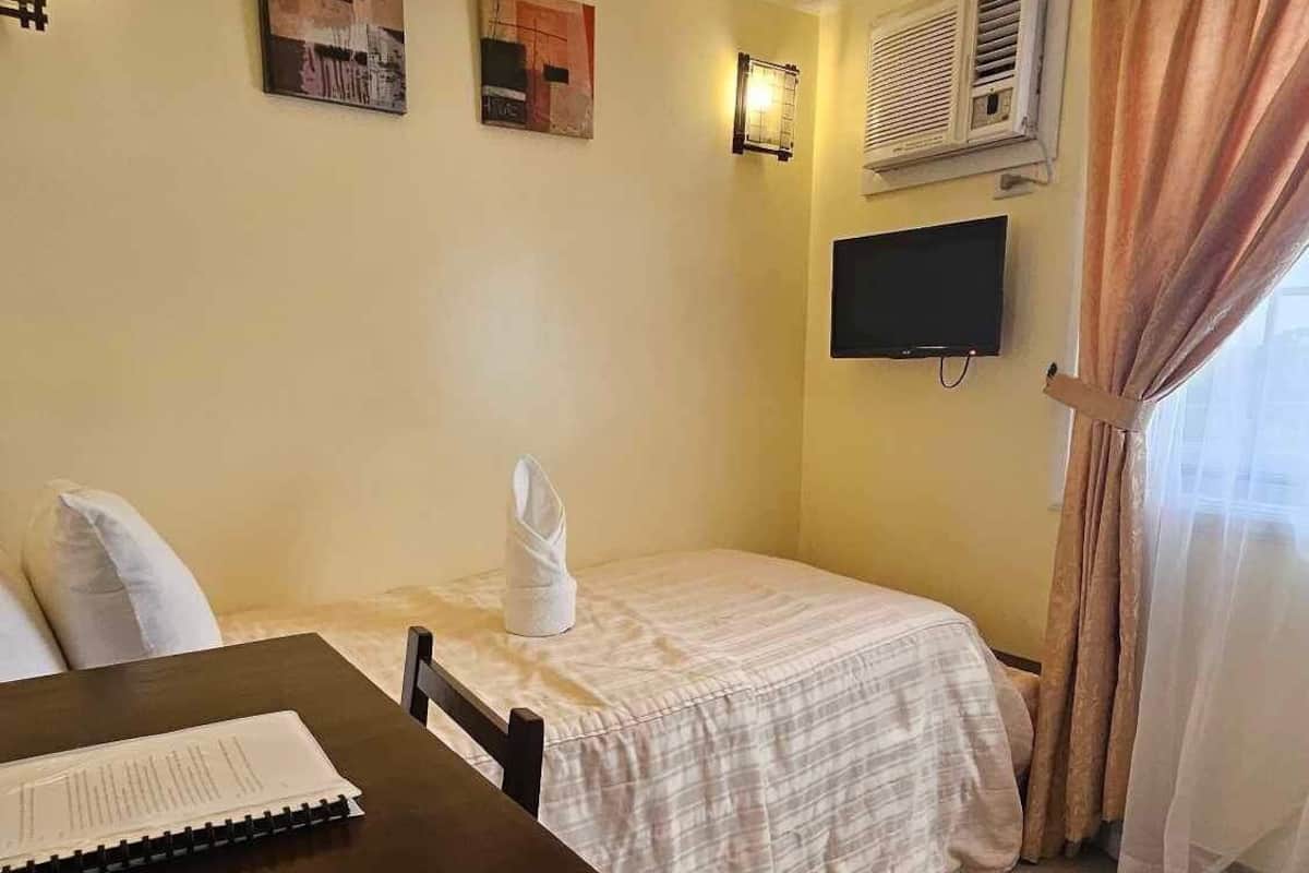 Standard Single Room, Non Smoking, Private Bathroom | Desk, WiFi (free), bed sheets