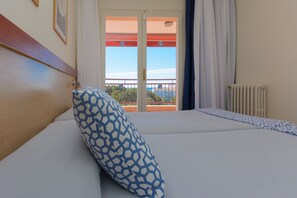 2 bedrooms, iron/ironing board, free WiFi, bed sheets - Albatros 2 bedroom apartment ocean view (Salou)