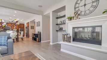 TV, fireplace, Netflix, Hulu