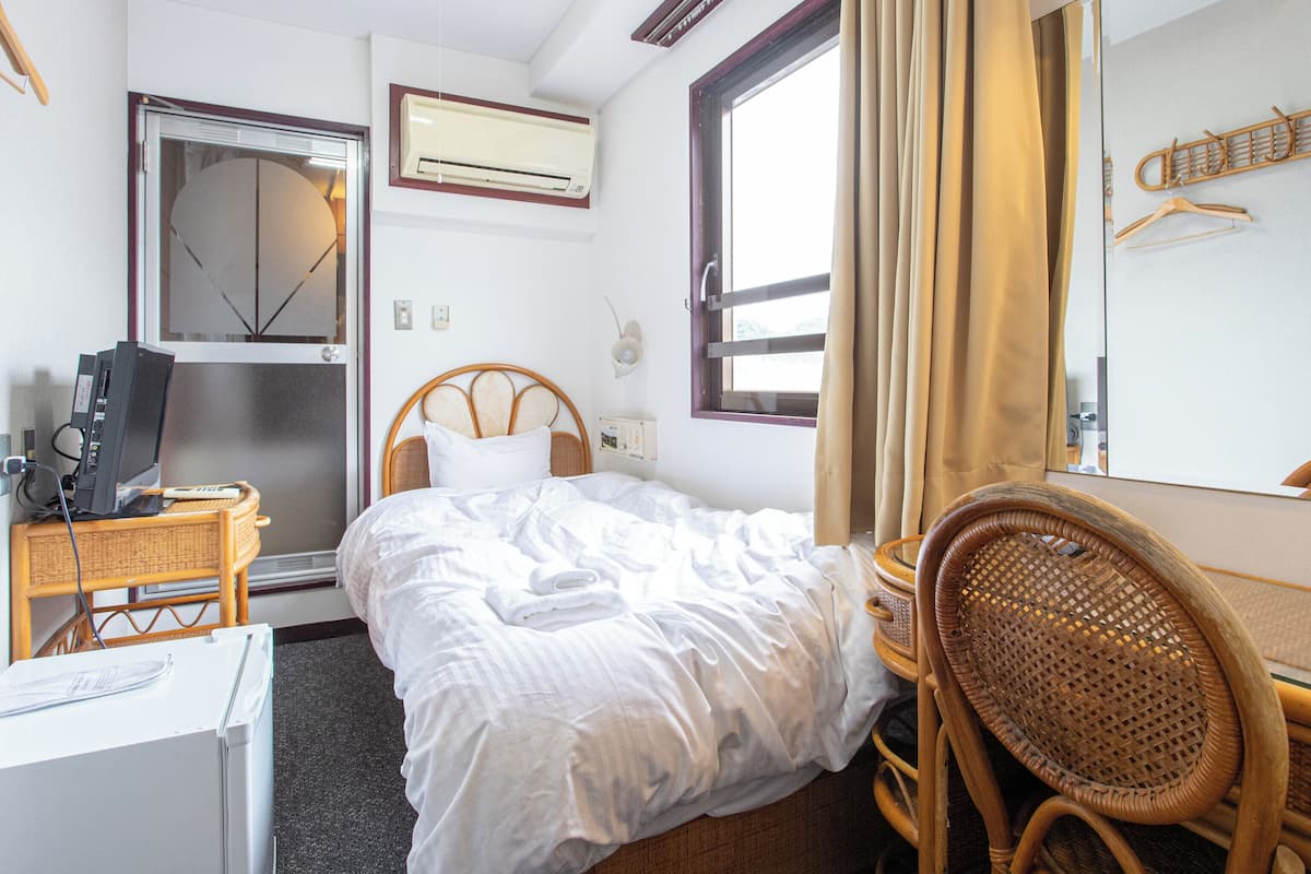 Free WiFi, bed sheets