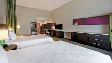 Une chambre d’hôtel avec deux lits, un bureau, une chaise, une télévision et un mini-bar.