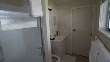 Ducha, secador de pelo, toallas y jabón