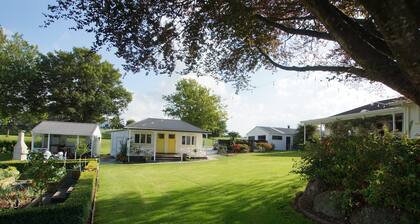 Karapiro Country Cottages - 3 in a country garden bordering a native reserve