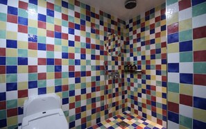 Quarto standard | Banheiro | Produtos de toalete grátis, secador de cabelo, toalhas de banho