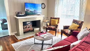 Una Smart TV, Netflix, un reproductor de DVD, libros