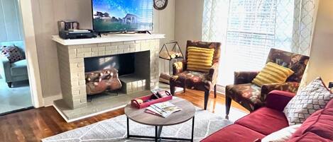 Una Smart TV, Netflix, un reproductor de DVD, libros