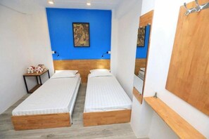 Soundproofing, free WiFi, bed sheets - Amico Del Myanmar - Hostel (Yangon)