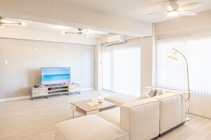 Villa de lujo | Zona de estar | Una televisión de pantalla plana, Netflix, una mesa de tenis de mesa